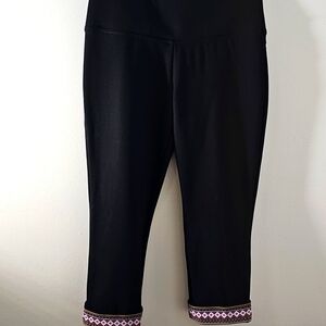 Luxe Slim Womens Capris Size Med (10-12) Black With Pink Trim At The Bottom.